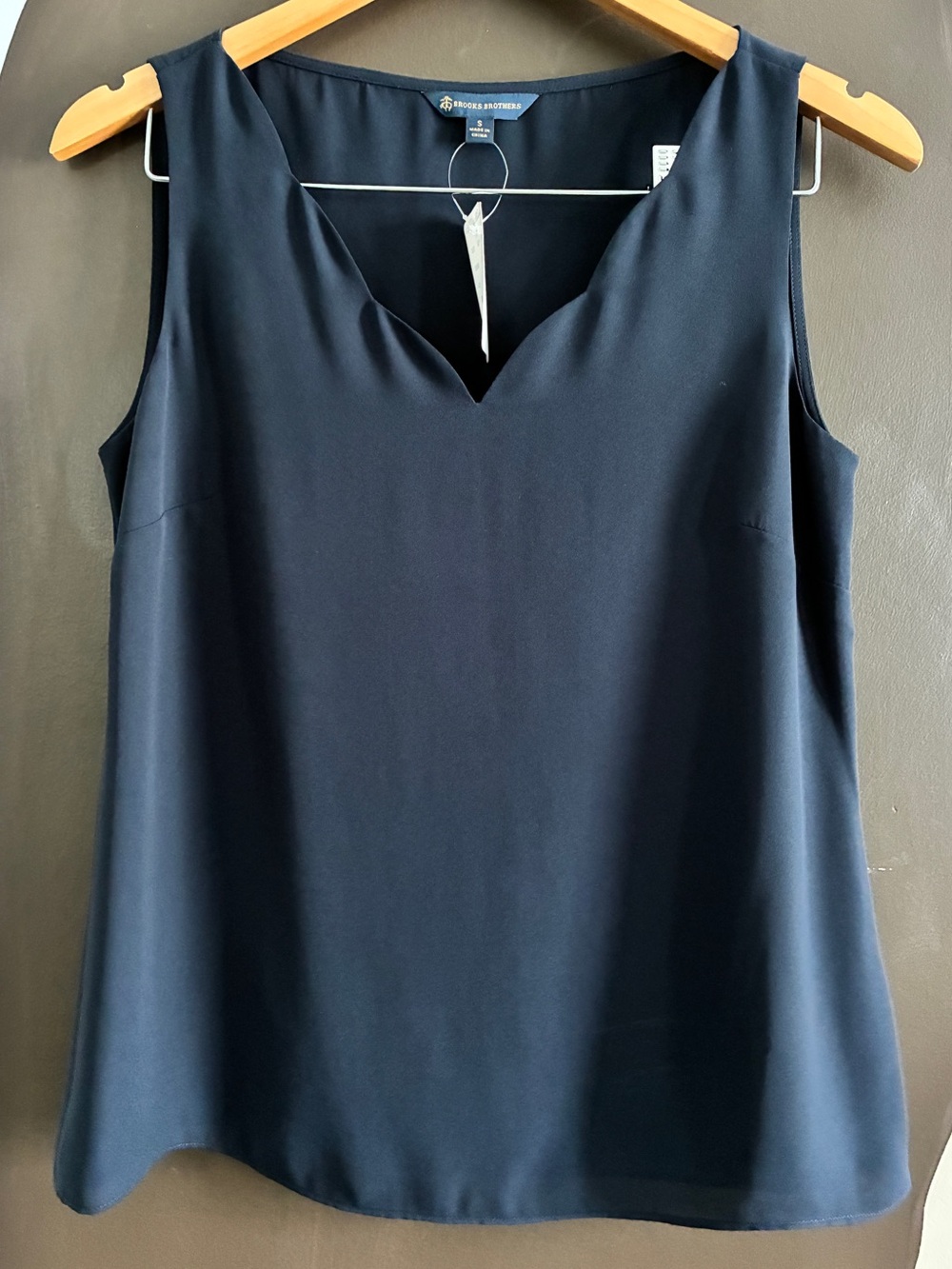 NWT Brooks Brothers Navy V-Neck Sleeveless Blouse Tank Top Size S Scalloped Nexk